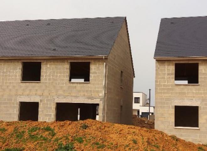 CINQ LOGEMENTS NEUFS EN ARDOISES SYNTHETIQUES SIYUES A SOLIERS